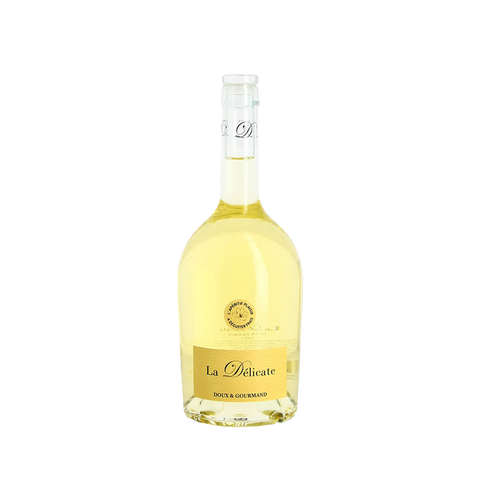 A bottle of La Delicate Muscat Pays d’oc IGP